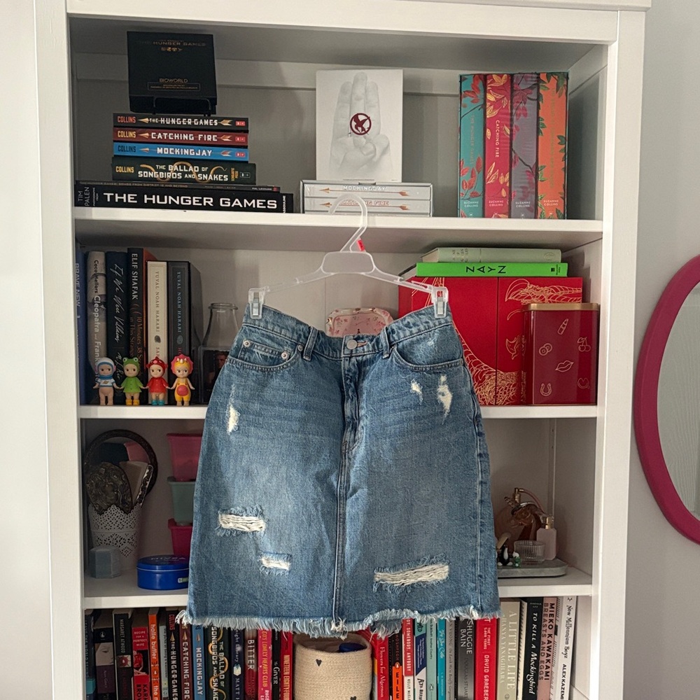 EUC gap ripped, raw hem mini skirt in size 27